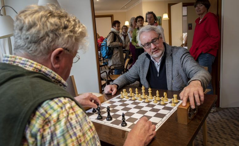 Schachduell zwischen zwei älteren Herren 