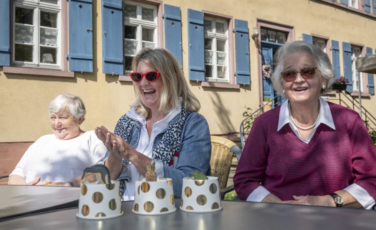 Damen beim Kaffeeklatsch im Garten