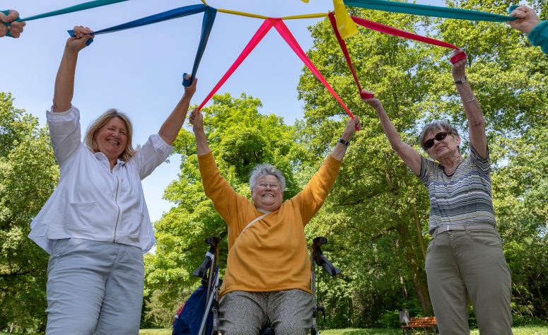 Damen machen eine Übung mit verbundenen Tüchern in der Natur