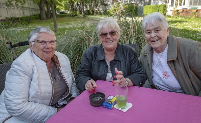 Drei Damen des Begegnungszentrums Gallus sitzen zusammen und lachen