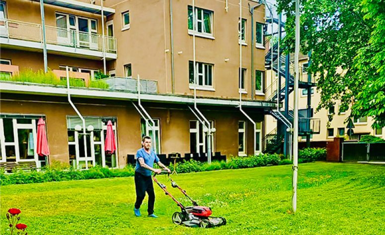 Rasenmähen im SRW