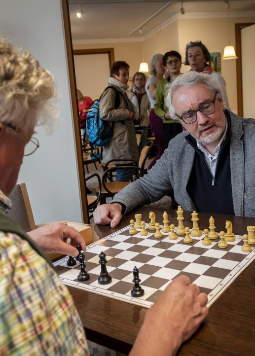Schachduell zwischen zwei älteren Herren 