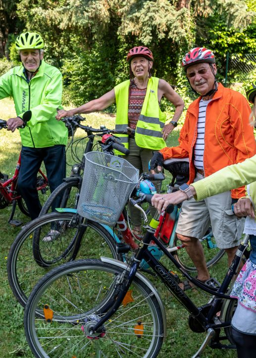 Damen und Herren machen eine Fahrradtour zusammen