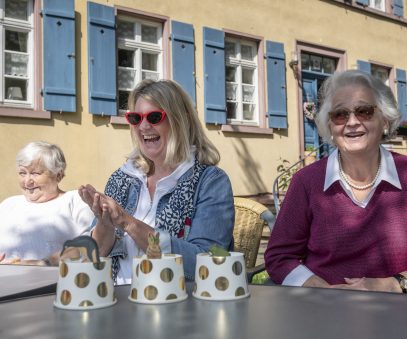 Damen beim Kaffeeklatsch im Garten