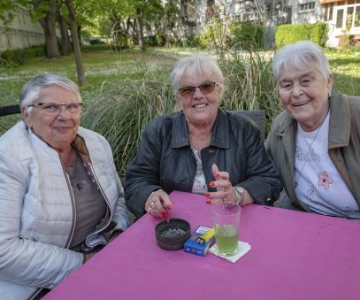 Drei Damen des Begegnungszentrums Gallus sitzen zusammen und lachen