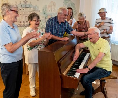 ein Herr der Senioreninitiative Höchst spielt für die anderen Mitglieder Klavier