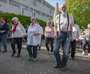 Bewohner des Begegnungszentrums Gallus tanzen alle miteinander