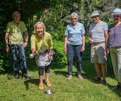 Senioren spielen Botccia im Garten