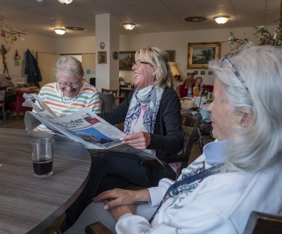 Alte Damen lachen beim Früstück
