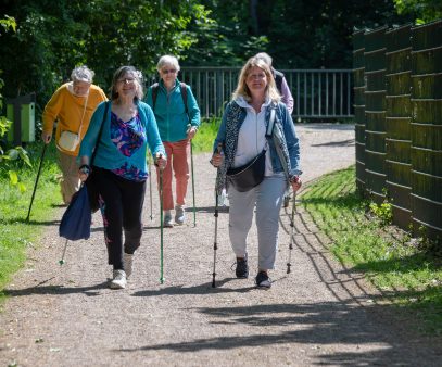 Damen beim Spatzieren gehen in der Sonne